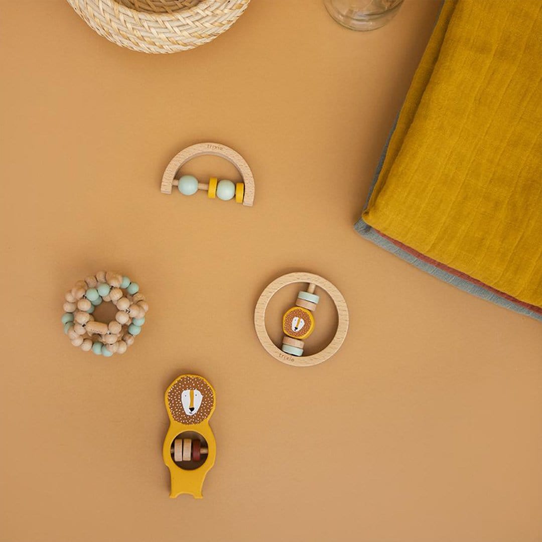 Wooden round rattle - Mr. Lion